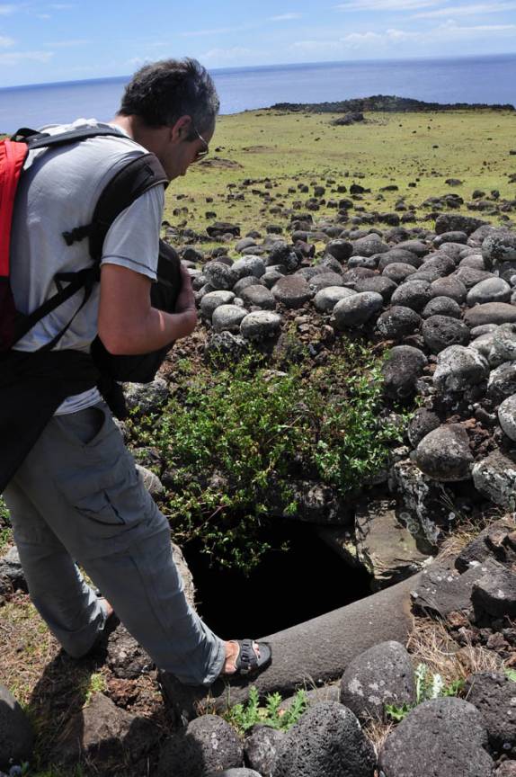 Observando poço que servia de habitação para antigos moradores da Ilha de Páscoa, no sul do Oceano Pacífico